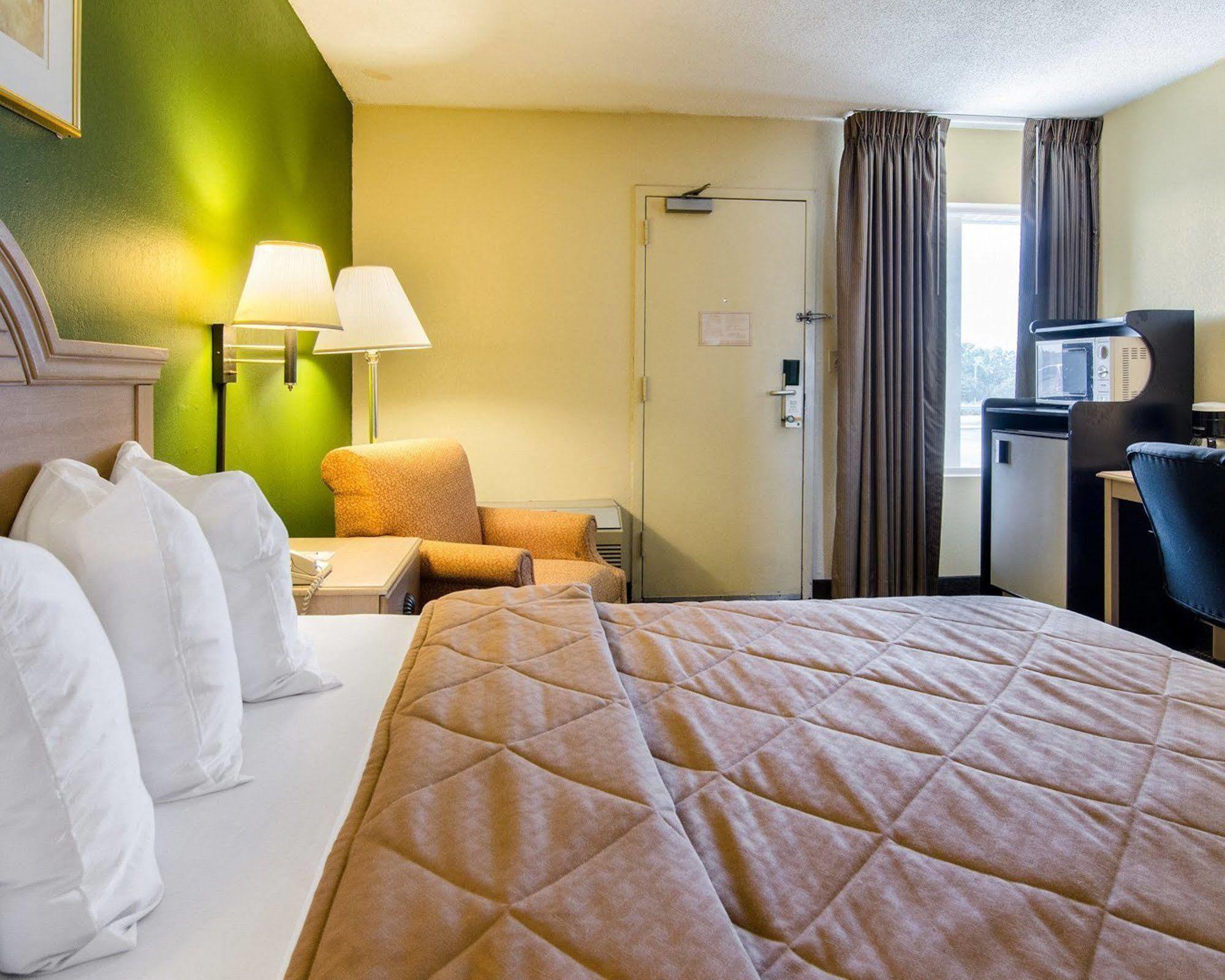 Quality Inn Merriam Kansas Экстерьер фото